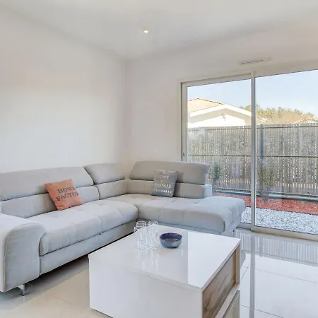 La Bruyere By Interhome